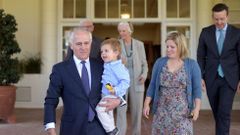 Turnbull, con su nieto en brazos y rodeado de su familia, tras jurar el cargo de primer ministro australiano
