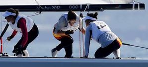 Echegoyen (izquierda) maneja la ca�a mientras Toro (centro) y Pumariega maniobran con los aparejos del Elliot de seis metros.