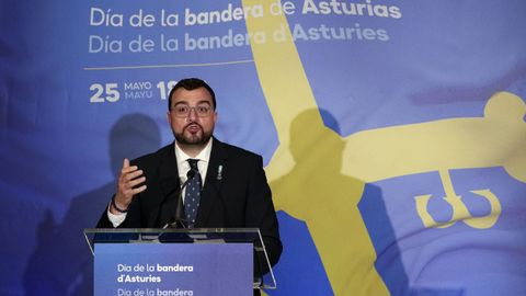 El presidente del Principado de Asturias, Adrián Barbón, interviene en el acto institucional de conmemoración del Día de la Bandera
