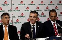 El director general de Pemex, Su�rez Coppel, en el centro, durante la rueda de prensa del jueves.
