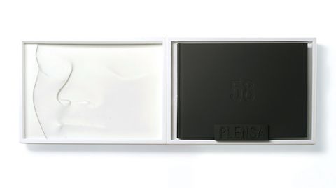 La escultura muestra el rostro de una ni�a con los ojos cerrados