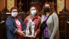 Mar�a Xos� Fern�ndez, Mesalina L�pez Gard�s y M�nica M�rquez recogieron el premio en representaci�n de las profesionales de Servizo de Axuda no Fogar