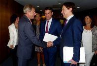 Feijoo, ayer en Bruselas, donde se entrevist� con el comisario Johannes Hahn, a su derecha en la imagen.