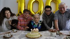Mar�a �ngeles Salgueiro, soplando las velas de su 100.� cumplea�os en su casa de la avenida de Oza