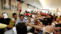 Numerosos ciudadanos sirios residentes en el L�bano, emiten su voto en un centro electoral establecido en la embajada siria de Yarzeh