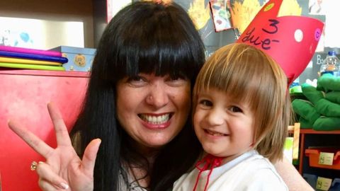 Paula Gundn Gonzlez, directora de las Escuelas Infantiles Os Pequerrechos, con Yue en brazos