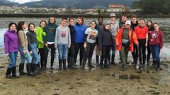 Estudiantes de bachillerato de Erasmus descubren el marisqueo en Cesantes