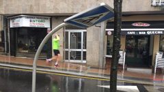 Se�al de paso de peatones doblada por el viento en la calle Javier Puig