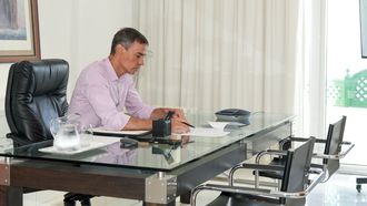 El presidente del Gobierno, Pedro S�nchez, preside una reuni�n de coordinaci�n, por videoconferencia, sobre la situaci�n actual en la Ciudad Aut�noma de Ceuta, en la Residencia Real de la Mareta. 