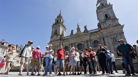 Un grupo de turistas este verano delante de la Catedral de Lugo