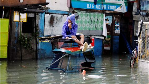 Calle inundada en la ciudad de Manila, Filipinas, tras las lluvias torrenciales del monzón