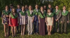 Alumnos de 2.� de bachillerato del Eusebio da Guarda, colegio Obradoiro, instituto Monte das Moas y colegios Montegrande y Grande Obra de Atocha, posan en sus respectivos centros durante las fiestas de graduaci�n que se celebraron en las �ltimas horas. 
