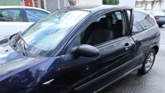 Un vehculo daado, en un aparcamiento de Carballo. Un Ford Focus negro con importantes daos en la ventanilla y la puerta del conductor, entre otros, lleva varias semanas estacionado en el aparcamiento del Casino de Carballo, a la espera de ser retirado. Es una intervencin que dirige la Guardia Civil