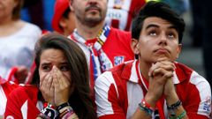 Dos aficionados del Atl�tico en el �ltimo partido en el Vicente Calder�n