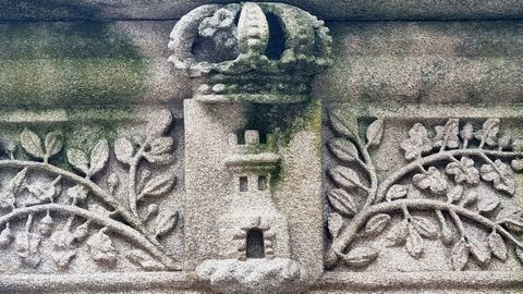 Escudo situado en el monumento a M�ndez N��ez, en la Alameda
