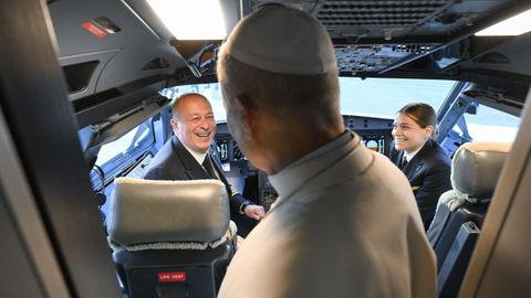 León XIV, en la cabina del avión rumbo a Oriente Medio, en su primer viaje oficial