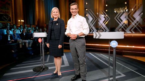 Magdalena Andersson, actual primera ministra, junto a uno de sus oponentes en las urnas, Ulf Kristersson, l�der del Partido Moderado, durante un debate pol�tico en televisi�n