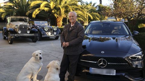 Abelardo, con el flamante Mercedes C 300 DE recién adquirido; al fondo, sus Ford y Jaguar descapotables de los años 30