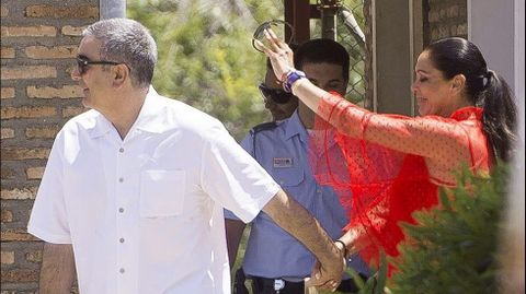 Ha salido de prisin sonriente, saludando y vestida de rojo y blanco. 