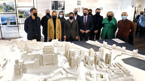 Superar la «humillación». El presidente de la Xunta y líder del PPdeG, Alberto Núñez Feijoo, visitó ayer con el alcalde de Madrid, Martínez-Almeida, la delegada Fernández-Tapias o el conselleiro Román Rodríguez una exposición en Vigo, donde calificó de «humillación» el resultado logrado por su partido en la ciudad en el 2019 y llamó a construir un proyecto «sólido» para salir del hoyo.