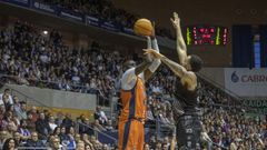 Yunio Barrueta punteando el tiro de Ilimane Diop en el encuentro de la primera vuelta entre el Monbus Obradoiro y el Leyma B�squet Coru�a
