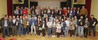 Los premiados posaron con sus trofeos una vez terminado el acto en el auditorio de la Casa da Cultura del municipio larach�s. 