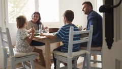 Los expertos aconsejan aprovechar la comida familiar para preguntar a los hijos qu tal les ha ido en el colegio