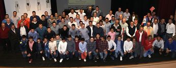 Todos los ex directivos, jugadores y tambi�n los actuales que intervinieron en la gala hicieron la foto de recuerdo al final. FOTOS 