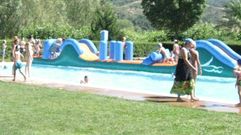 Foto de archivo de hinchables en la piscina de A R�a
