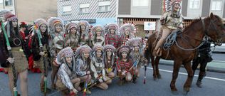 Un grupo de indios a caballo se pasearon por las calles de A Illa en las que se pudo ver que hasta los m�s peque�os se disfrazan de mujer. 