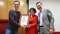 Jorge Mira, recibiendo su diploma este viernes en Santiago 