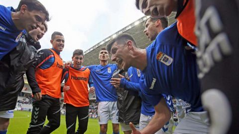 Los jugadores del Oviedo se conjuran antes de un partido en el Tartiere.Los jugadores del Oviedo se conjuran antes de un partido en el Tartiere 