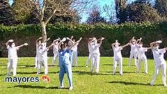 Personal de la Residencia de Mayores Portazgo pide a los familiares que se queden en casa a ritmo de cumbia
