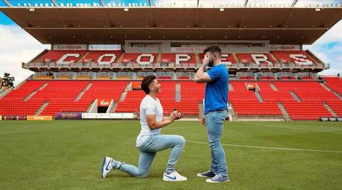 Fotografa cedida por el futbolista australiano Josh Cavallo de su cuenta de Instagramdel momento de la pedida de mano a sunovio