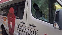 El cristal roto y la pintada en la furgoneta de Cruz Roja de Ferrol.