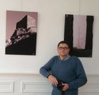 El autor junto a varias obras. 