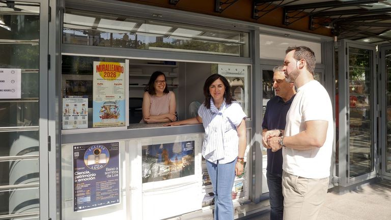 La alcaldesa de Lugo visit&oacute; el quiosco de la Praza Maior, ahora punto de informaci&oacute;n tur&iacute;stica y con ba&ntilde;os p&uacute;blicos