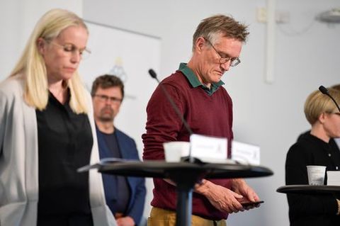 Anders Tegnell, el epidemi�logo estatal de la Agencia de Salud P�blica de Suecia revisa su tel�fono m�vil durante una conferencia de prensa sobre la actualizaci�n diaria sobre la enfermedad por coronavirus