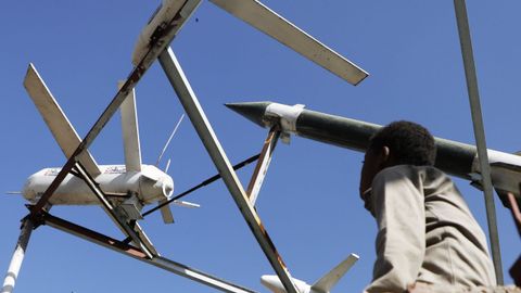 Un ni�o observa un dron de los hut�es en Sanaa, la capital de Yemen