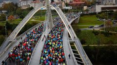Vista del Ponte do Milenio de Ourense en la salida de la carrera popular del San Marti�o en el 2019.