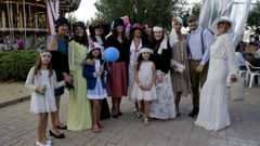 Vecinos disfrazados para una edici�n anterior de la Feria Modernista en Sada