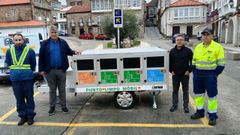 El alcalde, Xabier Dom�nguez, y el concejal de Medio Ambiente, Francisco Santiago, acompa�ados de personal t�cnico del Concello de Corcubi�n, con la unidad de Punto Limpio M�vil