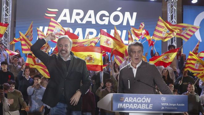 El presidente del Partido Popular, Alberto N&uacute;&ntilde;ez Feijoo, y el candidato en Arag&oacute;n, Jorge Azc&oacute;n durante el acto de fin de campa&ntilde;a electoral.