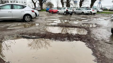 Baches y socavones que llenan la parcela 1008 en la zona de Batallones, en Esteiro.