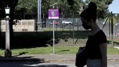 Una mujer pasa por una de las sendas vigiladas creadas por la Universidade de Santiago (USC) para evitar ataques sexuales en el campus
