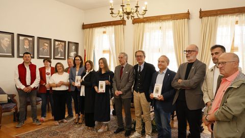 Entrega del Premio �lvaro Cunqueiro de Novela a Lu�s Rei N��ez (quinto por la derecha)