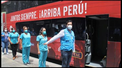  Personal mdico frente al autobs de la seleccin peruana de ftbol en Lima