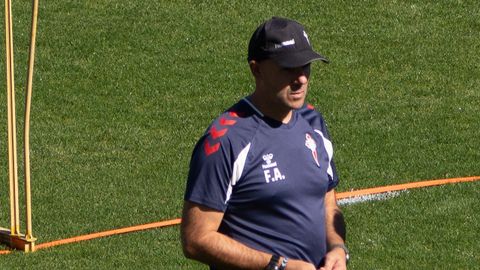 El entrenador del Celta Fortuna, Fredi �lvarez, en el entrenamiento de este s�bado.
