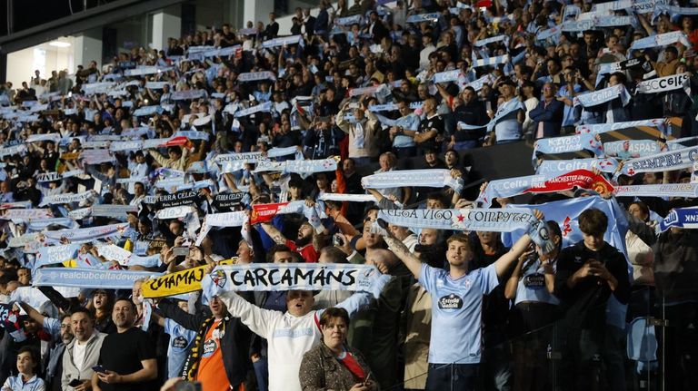 Aficionados de Tribuna, con valcos VIP arriba, en un partido de Europa League del Celta.
