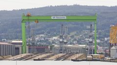 El astillero de Navantia-Ferrol, ante las aguas de la r�a de Ferrol